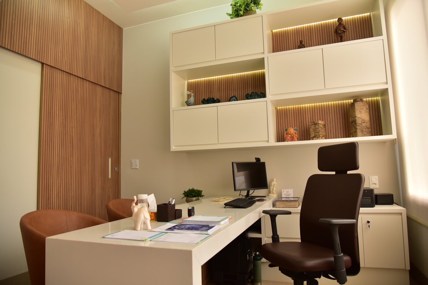 Consultório do Instituto Mentalize, com mesa de atendimento e marcenaria clara